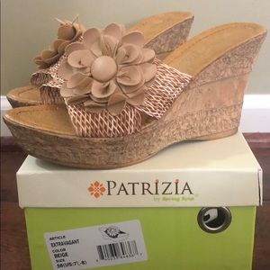 Tan wedges mesh with flower
